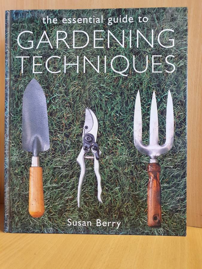 The essential guide to Gardening Techniques : Susan Berry (Hardcover)