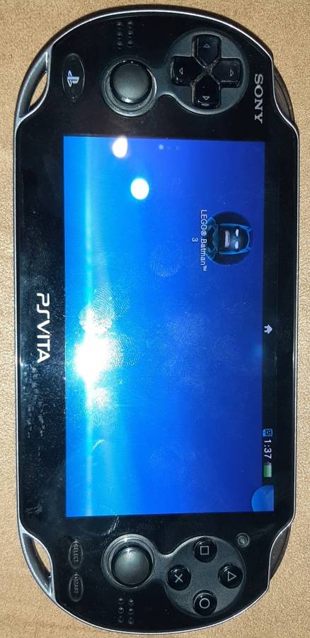 PS Vita 1004 Model ( Very Good Condition) + 1 game and 8 Gb memory card