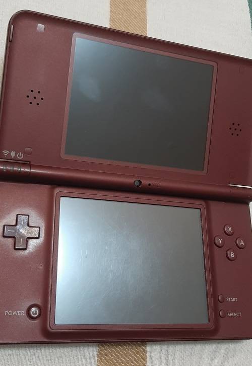 Nintendo DSi XL  with box( Good condition + 6 games)
