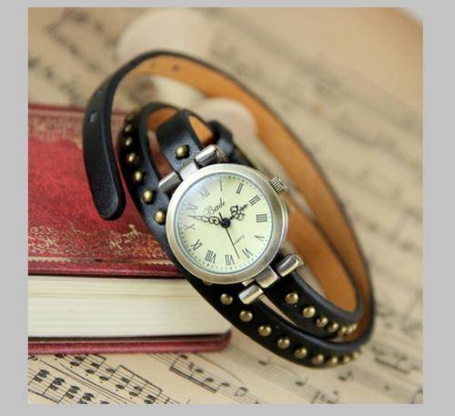 Casual Black vintage round rivet strap watch