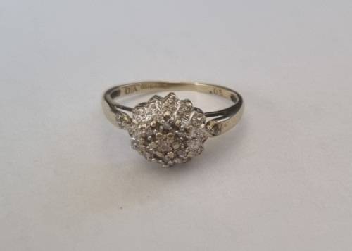 9ct YELLOW GOLD CLUSTER RING