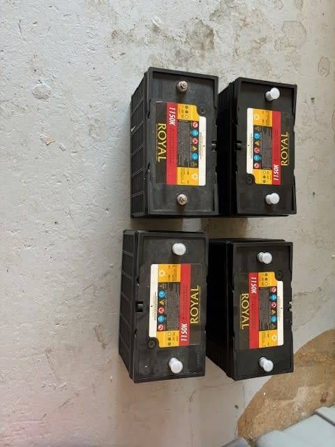 Inverter 1440W with 4 x 12v Lead acid batteries and Steel cage