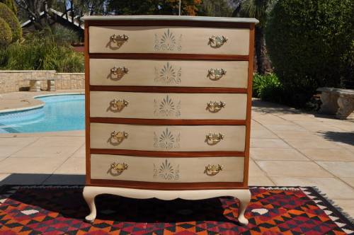 Queen Ann Leg Bow Fronted Chest Of Drawers  --  Collections Only!!!