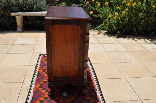 Imbuia Ball & Claw Chest Of Drawers  --  4 Drawers  --  Collections Only!!!