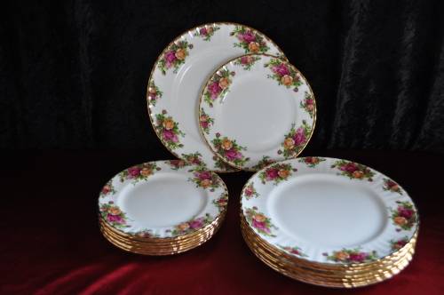 Royal Albert "Old Country Roses" 8 x Dinner Plates & 8 x Salad Plates - Collections or Courier!