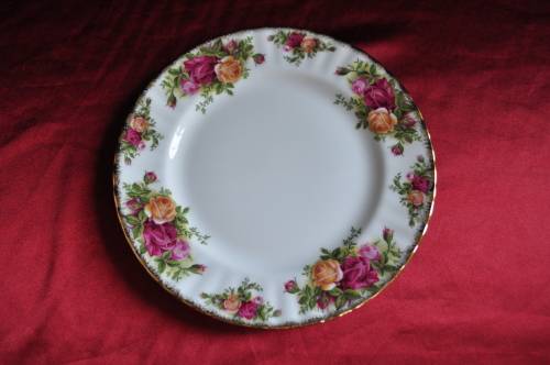 Royal Albert "Old Country Roses" 8 x Dinner Plates & 8 x Salad Plates - Collections or Courier!