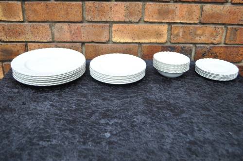 Royal Albert "Chantilly" 24 Piece Dinner Set.    Collection or Courier Please!