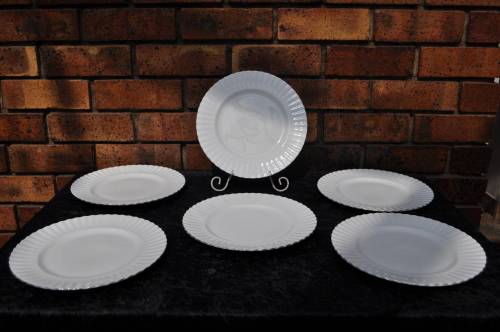 Royal Albert "Chantilly" 24 Piece Dinner Set.    Collection or Courier Please!