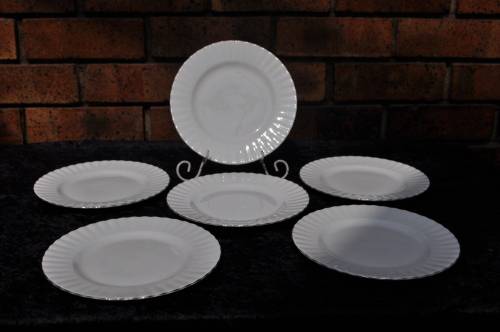 Royal Albert "Chantilly" 24 Piece Dinner Set.    Collection or Courier Please!