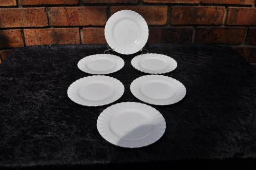 Royal Albert "Chantilly" 24 Piece Dinner Set.    Collection or Courier Please!