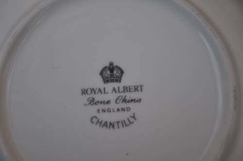 Royal Albert "Chantilly" 24 Piece Dinner Set.    Collection or Courier Please!