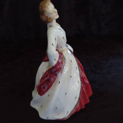 Royal Doulton Figurine "The Ermine Coat" HN 1981