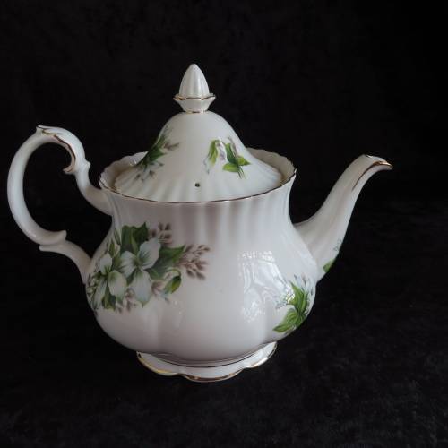 Royal Albert "Trillium" Large Teapot.  Lid Damaged!!