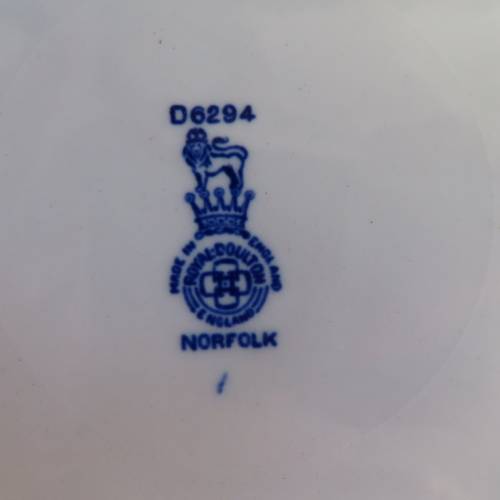 Royal Doulton D6294 `Norfolk` 4 x Dinner Plates.