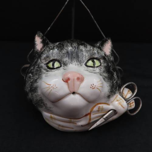 Toni Raymond Cat Face String Holder.