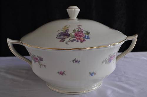 Chechoslovakia Bohemia Royal Ivory Lidded Soup Tureen - Mint Condition.