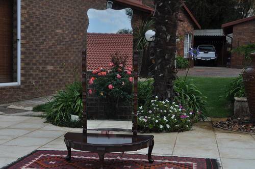 Cheval Mirror -- Queen Ann Legs ---- Collections Only !!!!