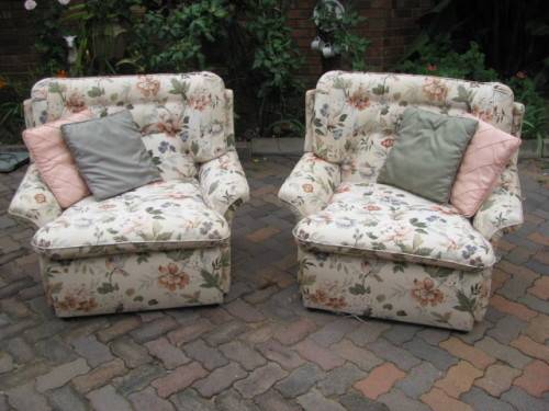 A PAIR OF VINTAGE SANDERSON LINEN EASY CHAIRS IN VERY GOOD CONDITION / BID PER CHAIR