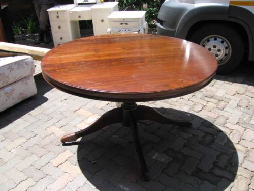 GORGEOUS VINTAGE MAHOGANY ROUND TABLE WITH CENTRAL COLUMN