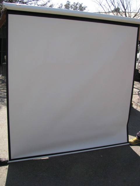 DM84Sale VERY LARGE RETRACTABLE PROJECTOR SCREEN .. A PARROT PRODUCT@@@ Crazy Low R1 Start