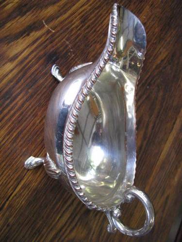@@@ A GRAVY BOAT ON PAW FEET  @@@