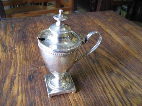 @@@ A TROPHY SHAPED MUSTARD POT WITH LID ON BUN FEET   @@@