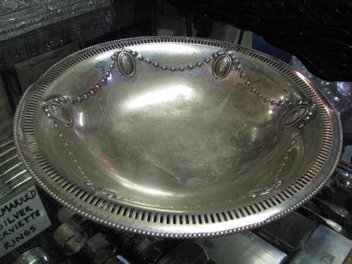 A ROUND VINTAGE BOWL WITH PRETTY DETAIL