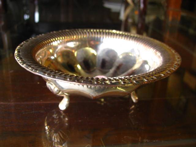 %% A BEAUTIFUL MINT, CHOCOLATE, BUTTER SERVER ON PAW FEET... THE PERFECT ADDITION TO YOUR TABLE %%