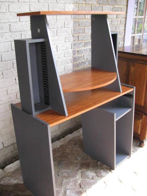 A COMPUTER DESK
