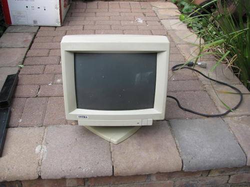 AN INTR COMPUTER MONITOR