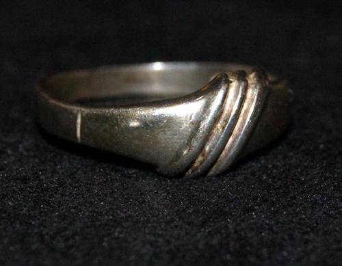 STUNNING 9ct WHITE GOLD RING (2.5g) SIZE N