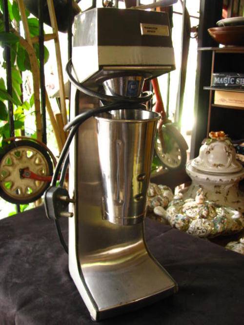 A FULLY FUNCTIONAL HAMILTON BEACH MILKSHAKE MAKER......... LOVELY RETRO ITEM