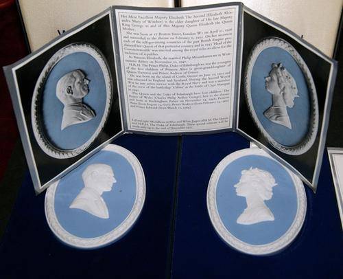 RARE WEDGWOOD BISQUE PLAQUES (SILVER WEDDING QUEEN ELIZABETH & PRINCE PHILIP)@@@ CRAZY R1 START