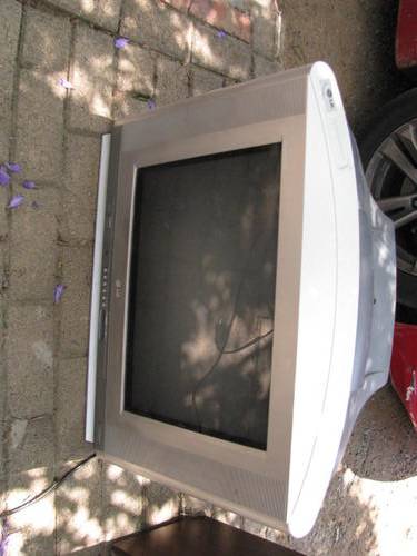 AN LG COLOUR TV....IN WORKING CONDITION !!!!! RELISTED DUE TO NON-PAYMENT