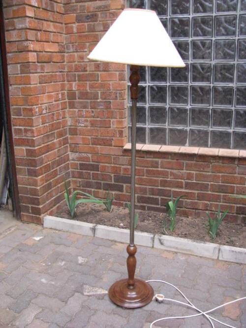 A REALLY NICE TALL STANDARD LAMP IN SOLID IMBUIA WOOD AND BRASS