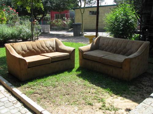 PAIR OF GOOD QUALITY BUTTON BACK COUCHES IN LOVELY CONDITION .BID EACH  @CRAZY R1 START