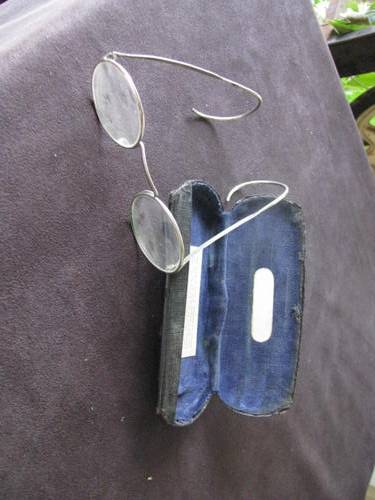 ROUND VINTAGE VICTORIAN GLASSES IN ORIGINAL CASE...HIGHLY COLLECTABLE @ CRAZY R1 START