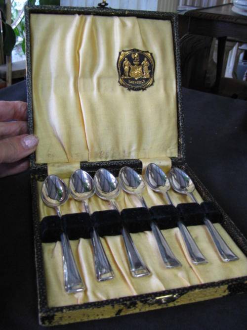 A LOVELY SET OF 6 SHEFFIELD TEASPOONS IN ORIGINAL BOX @@@ CRAZY LOW START