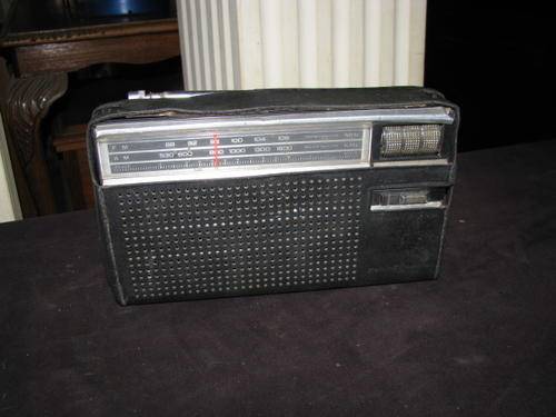 A LOVELY OLD NATIONAL PANASONIC RADIO IN ORIGINAL LEATHER CASING...AM FM 2 BAND @CRAZY R1 START