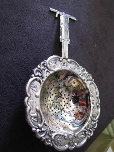 A STUNNING VINTAGE TEA STRAINER.. SAVOY NICKEL SILVER HOLLAND@CRAZY R1 START