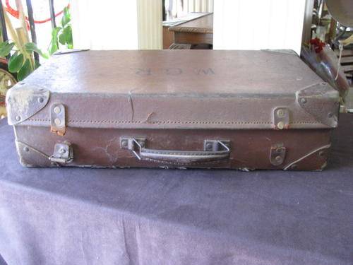 A LOVELY STITCHED LEATHER VINTAGE BROWN SUITCASE @CRAZY R1 START