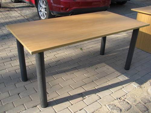 AN OAK VENEERED TABLE WITH METAL LEGS... GREAT FOR THE OFFICE,SEWING, CRAFTING, ETC @CRAZY R1 START