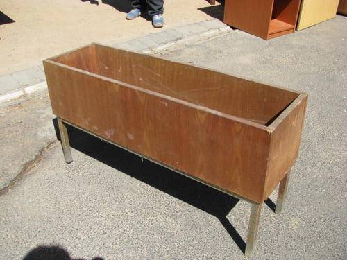 A RETRO 1970'S PLANTER WITH LARGE DRIP TRAY AND METAL LEGS.LOVELY RETRO ITEM@CRAZY R1 START