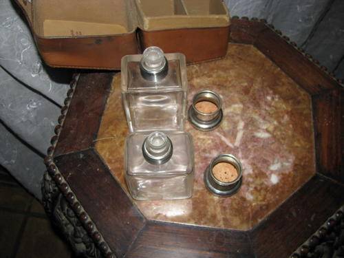 VINTAGE TRAVELLING PERFUME SET IN LEATHER CASE WITH ORIGINAL GROUND GLASS STOPPERS.