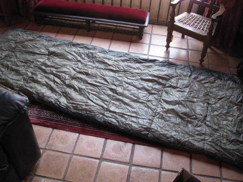 A HIGH QUALITY SLEEPING BAG IN TOG BAG...CAMPER 200XL 360 DEGREES 220X90/75..UNUSED CONDITION