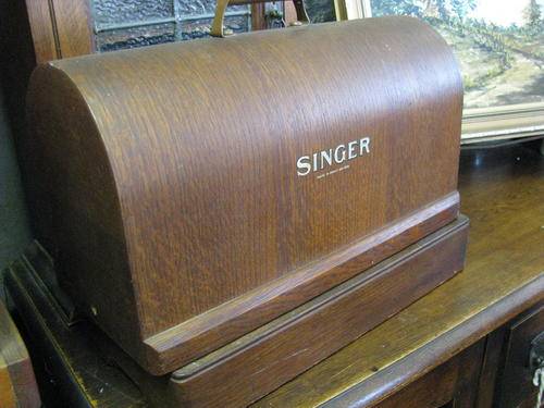 OLD SINGER SEWING MACHINE