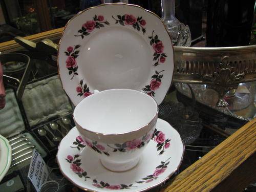 GORGEOUS ROYAL VALE "ROSES" BONE CHINA TEA TRIO (1)