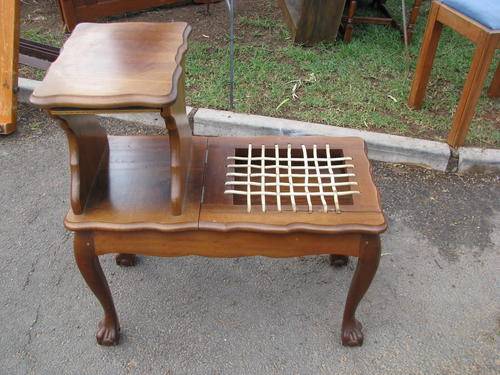 IMBUIA LINEN FOLD RIEMPIE TELEPHONE TABL