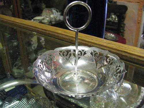 SMALL, DELICATE MINT SERVER WITH UPRIGHT HANDLE