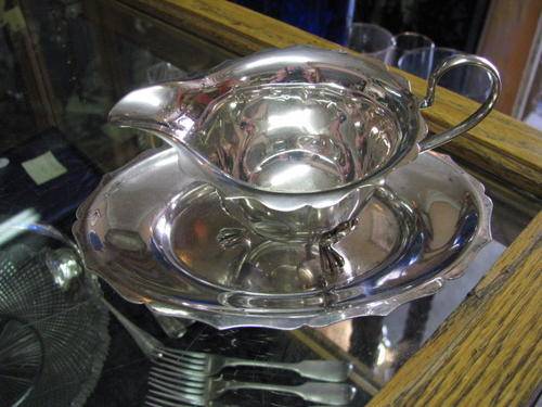 @@ LOVELY SAUCE BOAT ON TRAY @@